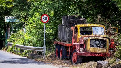 Un viejo camión abandonado cargado con mármol al costado de la ruta en Carrara