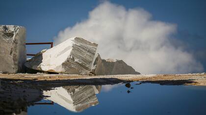 Un bloque de marmol estatuario en la cantera de mármol de Cervaiole en Monte Altissimo,Toscana