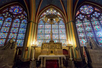 Las capillas y altares laterales tuvieron que ser restaurados después de que fueran parcialmente destruidos durante la Revolución Francesa