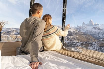 Las cápsulas, suspendidas sobre una pared vertical, cuentan con tres niveles: una cama en el piso superior, un salón minimalista en el nivel central, equipado con un baño seco, y en el nivel inferior, una red que ofrece la experiencia máxima de altura