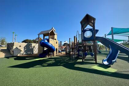 Las características de accesibilidad incluyen rampas, superficies especiales y equipamiento adaptado que responde a necesidades diversas