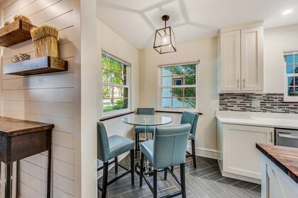 Las características incluyen la cocina modernizada, con una isla central y un comedor formal que se conecta a la sala familiar. (Park Ridge).