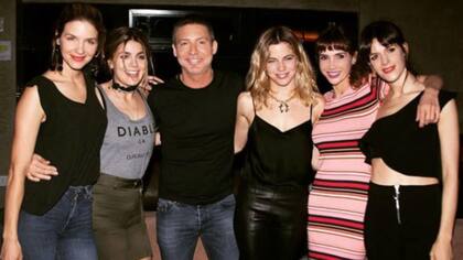 Las caras del éxito: Marcela Kloosterboer, Natalie Pérez, Justina Bustos, Celeste Cid y Violeta Urtizberea, junto al productor Adrián Suar