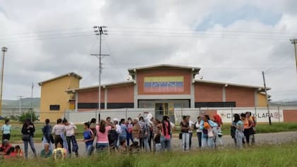 Las cárceles venezolanas son controladas por los "pranes", un grupo de presos que tiene más poder que los directores de los centros o los militares que los controlan, según Luis Izquiel