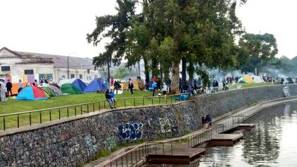 Las carpas a la vera del arroyo Tapalqué, una de las postales del día