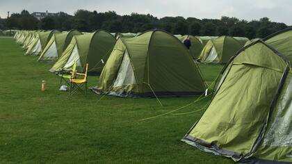 Las carpas en el Victoria Park de Southport, un alojamiento distinto para los hinchas