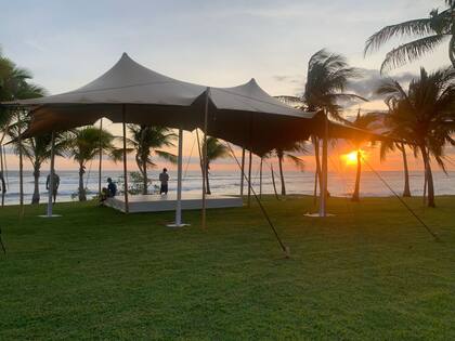 Las carpas se fabrican en Sudáfrica con un material que no existe en la Argentina