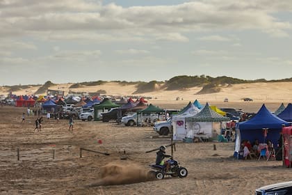 Las carpas y las camionetas forman largas filas que se pierden a la distancia