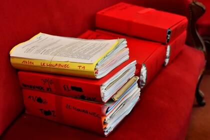 Las carpetas del caso en el primer juicio contra Le Scouarnec, en el tribunal de Saintes.