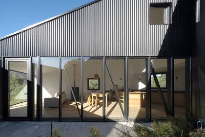 Las carpinterías tienen diagonales que funcionan como las famosas Cruces de San Andrés que, en caso de sismo, hacen que los tabiques trabajen juntos.