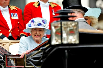 Las carreras de cada día comienzan con la Procesión Real, cuando la reina Isabel II y la familia real, llegan en carruajes tirados por caballos