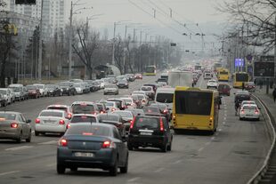 Las carreteras de salida de Kiev, atascadas por el tránsito