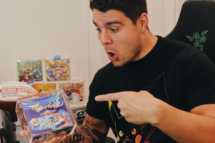 Las cartas de Pokémon se convirtieron en el nuevo trabajo de Martínez