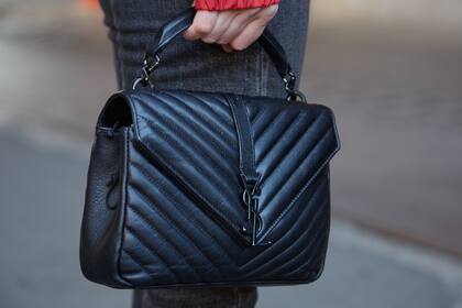 Las carteras de mano son una opción elegante y súper femenina