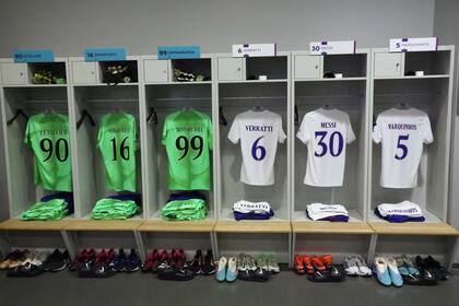 Las casacas de los futbolistas de PSG aguardan por los futbolistas. La 30 de PSG, espera por su dueño