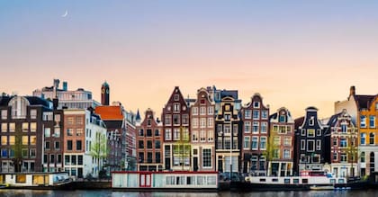 Las Casas Bailarinas de Ámsterdam están construidas sobre pilotes de madera, lo que les confiere una apariencia torcida