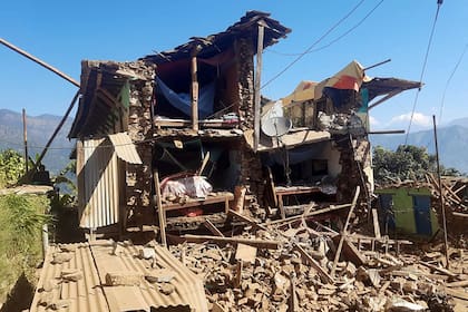 Las casas dañadas yacen en ruinas tras un terremoto en la aldea de Pipaldanda, en el distrito de Jajarkot, el 4 de noviembre de 2023