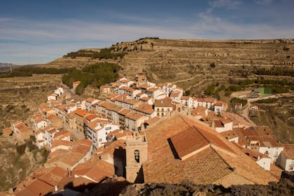 Las casas de Ares del Maestrat, construidas sobre terrazas naturales, se adaptan a la abrupta topografía del peñón, formando un entramado compacto que conserva el trazado tradicional del pueblo