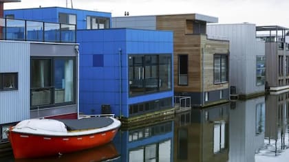 Las casas flotantes de los Países Bajos están unidas a un pilar y pueden subir y bajar según el nivel del agua