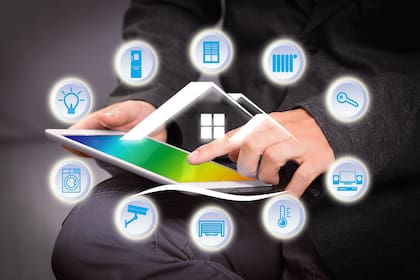 Las casas inteligentes permite acceso a diversos dispositivos en el hogar mediante la aplicación en el celular o la voz de los usuarios, que luego es grabada y almacenada