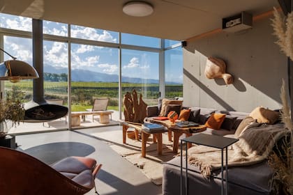 Las casas mantienen una identidad arquitectónica común, con mucho hormigón y vidrio, para preservar la estética del lugar