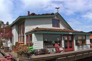 Las casas más conocidas de Seattle son las propiedades flotantes de Lake Union, las cuales se volvieron muy famosas desde que Tom Hanks se instaló en una de ellas en la película “Sintonía de amor".