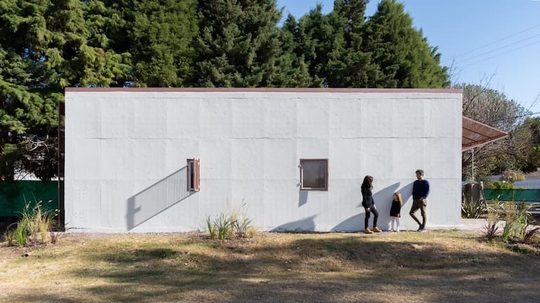 Las casas modulares son construcciones que se hacen en una fábrica, en tres dimensiones, en una línea de producción similar a una industria automotriz, con distintos procesos que van desde la fabricación y armado de la estructura metálica hasta las terminaciones finales