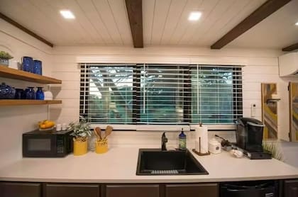 Las casas prefabricadas cuentan con una pequeña cocina