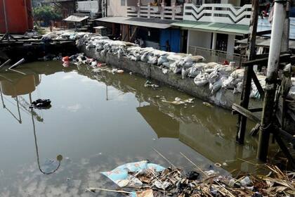 Las casas que en una época tenían vista al mar, ahora tienen un dique enfrente