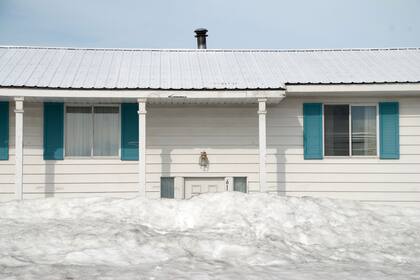 Las casas quedan bloqueadas por la nieve, por eso, la cocina y el living se despliegan en las plantas altas, para aprovechar la luz natural, y las habitaciones en la planta baja, donde la nieve que asegura la oscuridad perfecta para descansar.