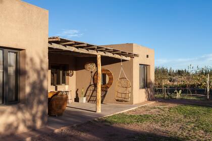 Las casas rodeadas de una lindísima viña, invitan a pasar unos días de relax con todos los mimos.