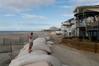 Las casas sobre la playa son protegidas con enormes bolsas de arena