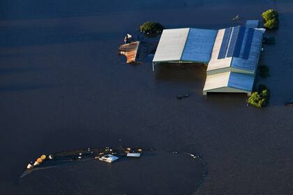 Las casas sumergidas se ven desde un helicóptero en las áreas afectadas por las inundaciones en las áreas de Windsor y Pitt Town a lo largo del río Hawkesbury cerca de Sydney