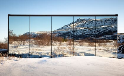 Las casas tienen espejos en su fachada para reflejar el paisaje
