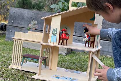 Las casas vienen en una bolsa de lienzo de algodón para guardarla y trasladarla que también se puede reutilizar.