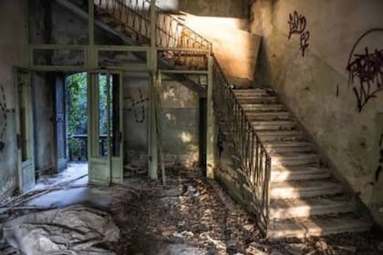 Las casas y edificios de la isla de Poveglia están en ruinas y conservan en su interior algunos muebles también deteriorados