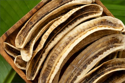 Las cáscaras de banana están repletas de nutrientes que pueden servir para que las plantas crezcan más fuertes y sanas