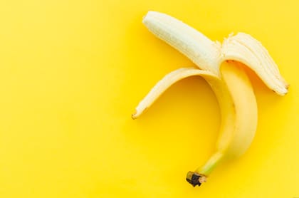 Las cáscaras de banana son comúnmente usadas en la jardinería debido a su capacidad de mejorar la calidad del suelo