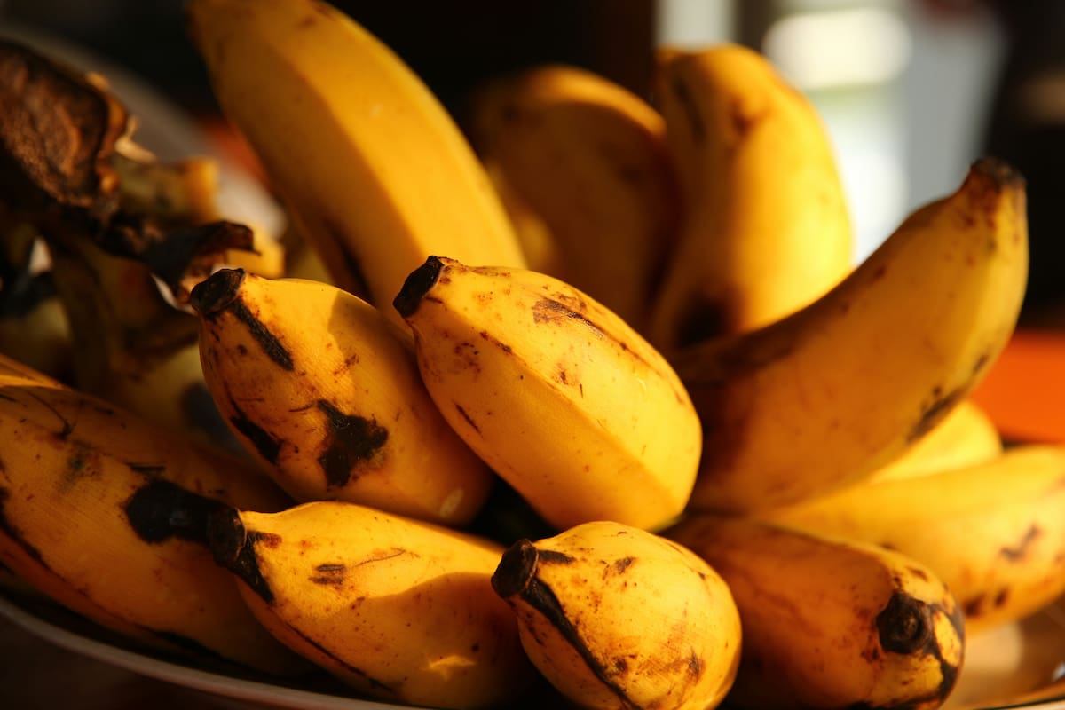 Descubre los beneficios sorprendentes de la cáscara de banana para tu salud y hogar