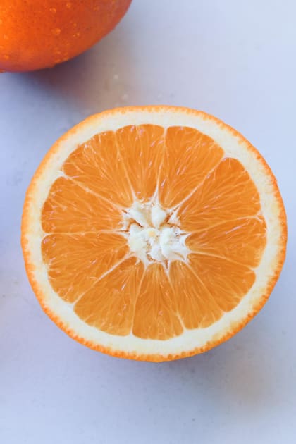 Las cáscaras de naranja sirven para espantar a los gatos del jardín debido a su fuerte olor (Foto ilustrativa: PIXABAY)