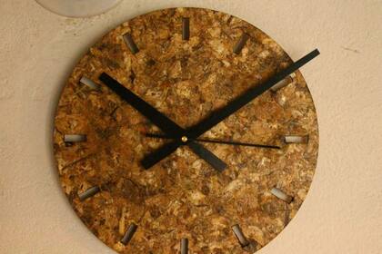 Las cáscaras no se trituran; se aplastan y por eso estéticamente dan colores ocre, marrón y amarillo