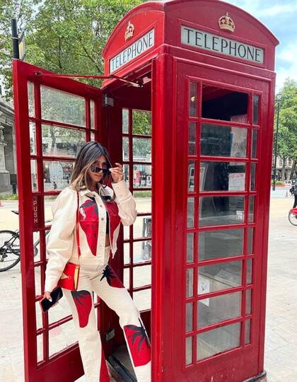 Las casillas de teléfono en Londres fueron uno de los escenarios para que Mia Khalifa se hiciera algunas fotos
