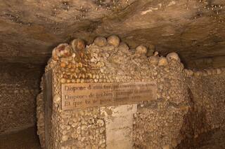 Las curiosidades sobre las Catacumbas de París, el icónico lugar donde se filmó la serie
