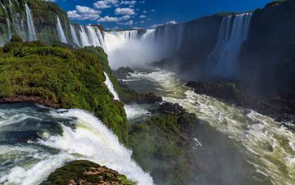 Las cataratas del Iguazú son frontera natural y patrimonio compartido con Brasil