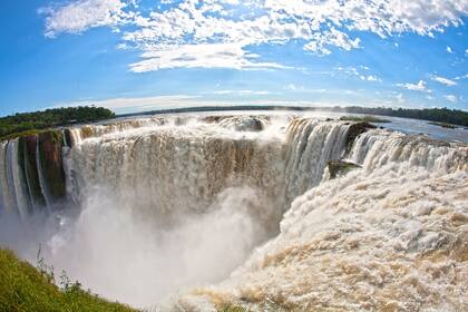 Las cataratas de Iguazú siguen recibiendo visitantes locales