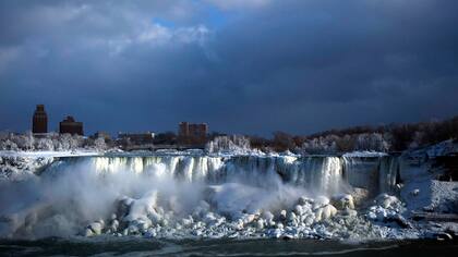 En fotos: las cataratas del Niágara, congeladas por la ola de frío extremo en EE.UU.