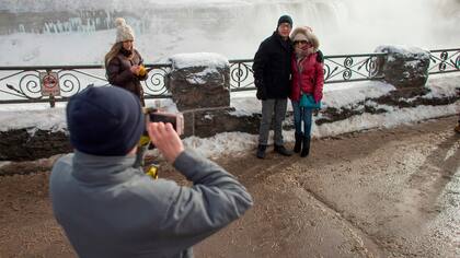 En fotos: las cataratas del Niágara, congeladas por la ola de frío extremo en EE.UU.