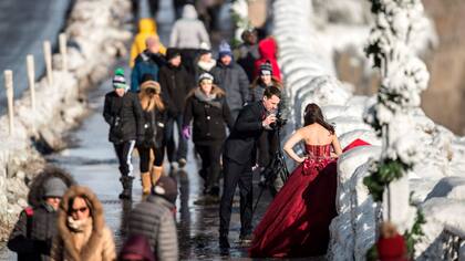 En fotos: las cataratas del Niágara, congeladas por la ola de frío extremo en EE.UU.