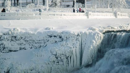 En fotos: las cataratas del Niágara, congeladas por la ola de frío extremo en EE.UU.
