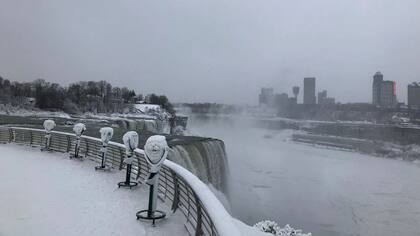 En fotos: las cataratas del Niágara, congeladas por la ola de frío extremo en EE.UU.